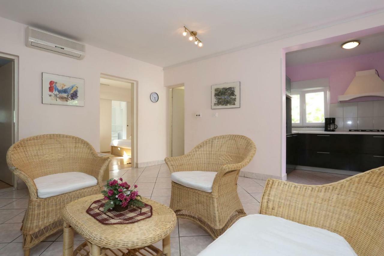 Villa Neyla วีร์ ภายนอก รูปภาพ